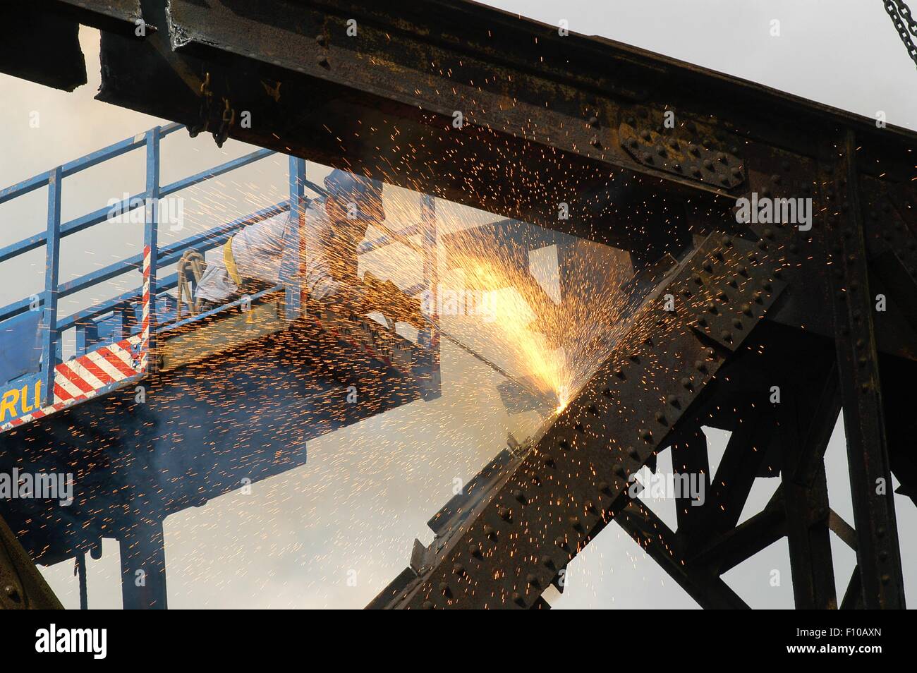 Abriss einer alten Eisenbahnbrücke Eisen mit schneiden Plasmaflamme (Mailand, Italien) Stockfoto