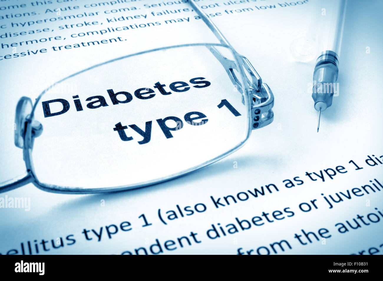 Papier mit Worten Diabetes Typ 1 und Gläser. Stockfoto