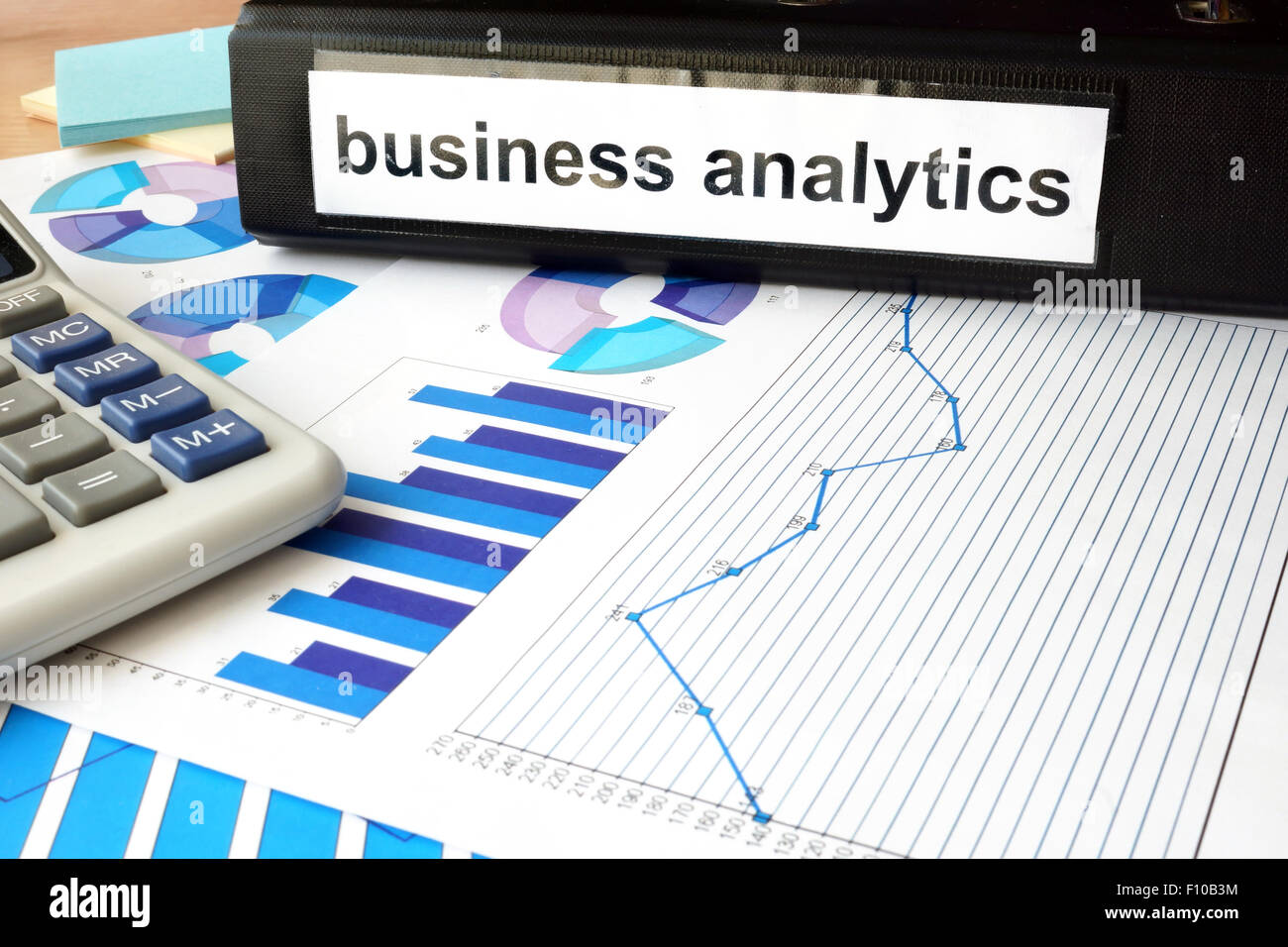 Ordner mit der Bezeichnung Business Analytics und Diagramme. Stockfoto