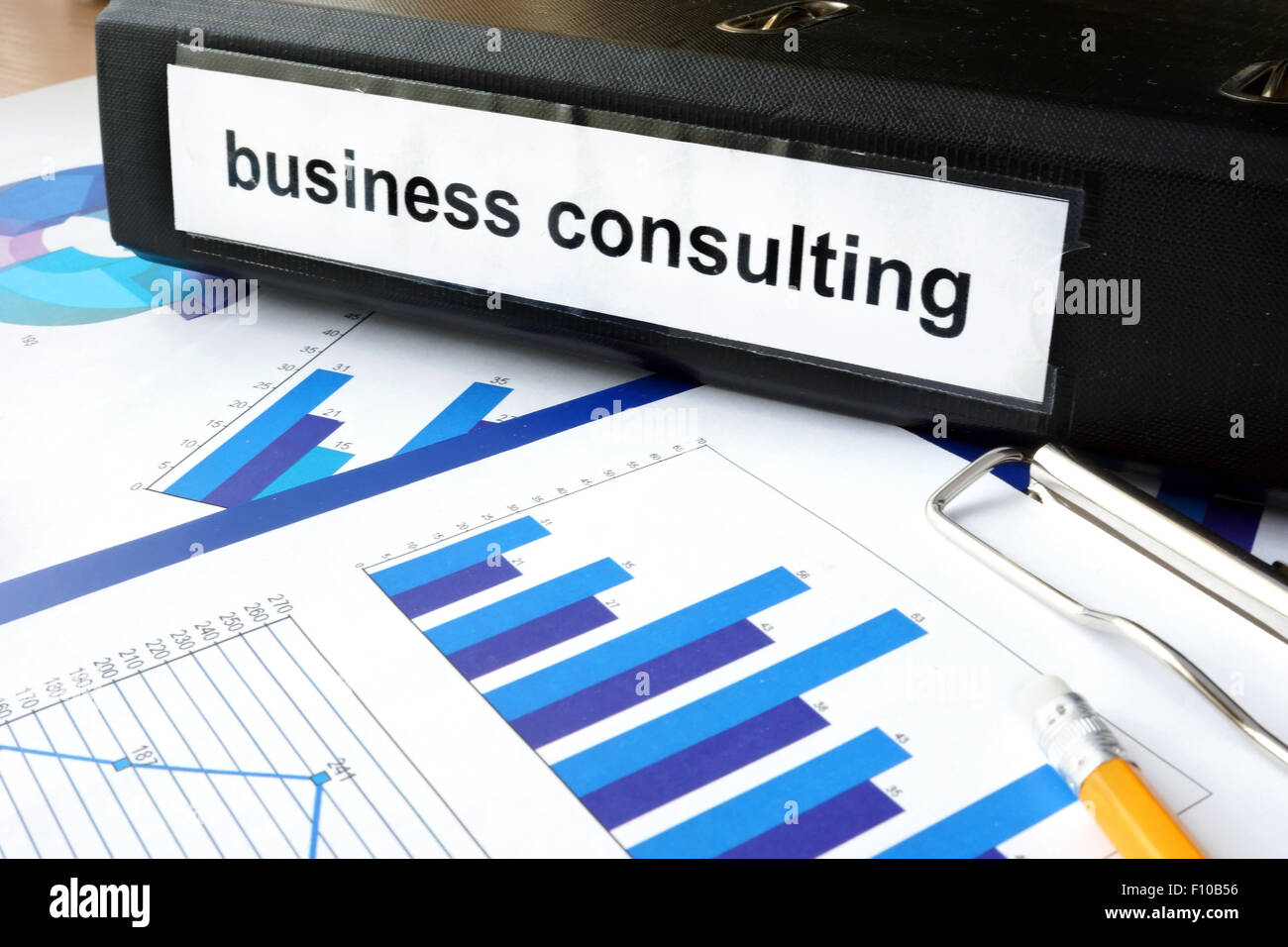 Ordner mit der Bezeichnung Business consulting und Diagramme. Stockfoto