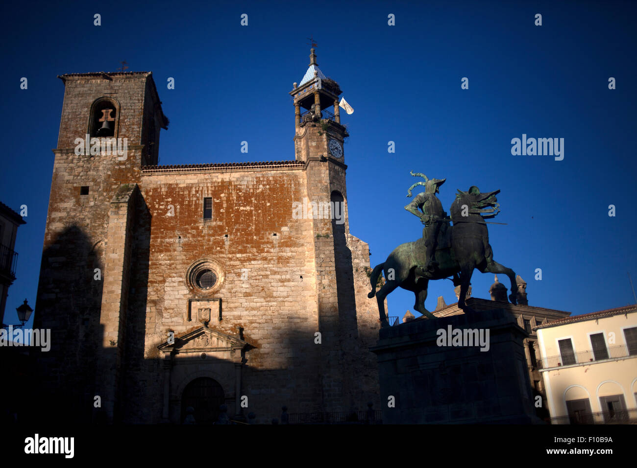 Die Kirche San Martin und die Statue der spanische Eroberer Francisco Pizarro in Trujillo, Extremadura, Spanien. Pizarro, geboren i Stockfoto