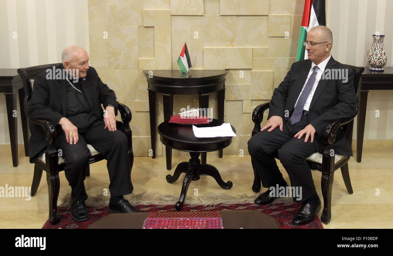 Ramallah, Westjordanland, Palästinensische Gebiete. 24. August 2015. Palästinensische Ministerpräsident Rami Hamdallah trifft mit Vorsitzender emeritierter Erzbischof von Washington Kardinal Theodore McCarrick in der Westbank Ramallah am 24. August 2015 Credit: Premierminister Büro/APA Bilder/ZUMA Draht/Alamy Live News Stockfoto