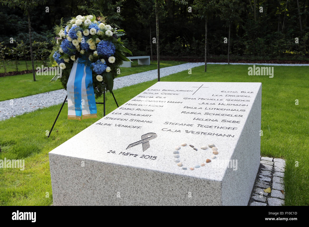 Gedenkstätte der Wald Friedhof Haltern/Deutschland. Die massiven Granitblock erinnert an die 16 Schüler und zwei Lehrer, die bei der Germanwings-Flug-4U9525 stürzte am 24. März gestorben sind. 2015 Stockfoto