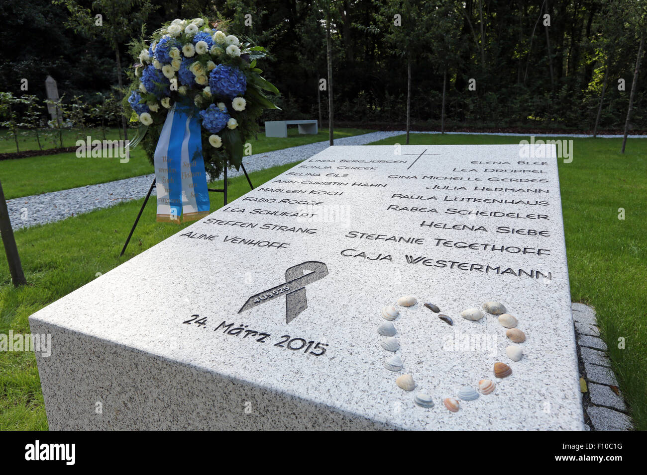 Gedenkstätte der Wald Friedhof Haltern/Deutschland. Die massiven Granitblock erinnert an die 16 Schüler und zwei Lehrer, die bei der Germanwings-Flug-4U9525 stürzte am 24. März gestorben sind. 2015 Stockfoto
