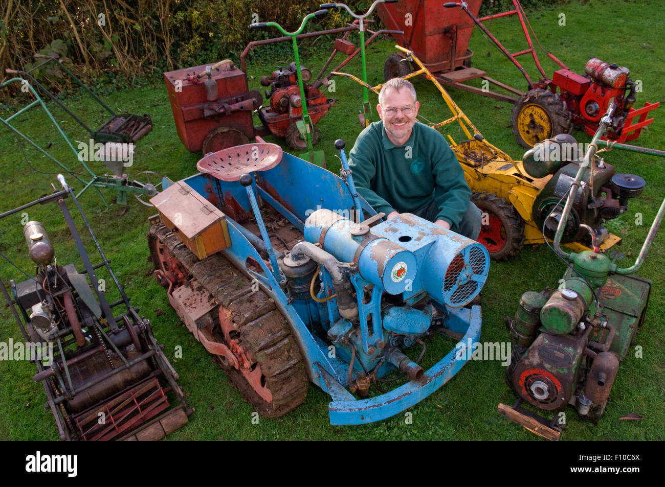 Charlie Moore von Vintage Gartenbau & Garten Maschinen Club, Bath, UK, gesehen mit einer Auswahl von tractors,ploughs,mowers.a UK Stockfoto