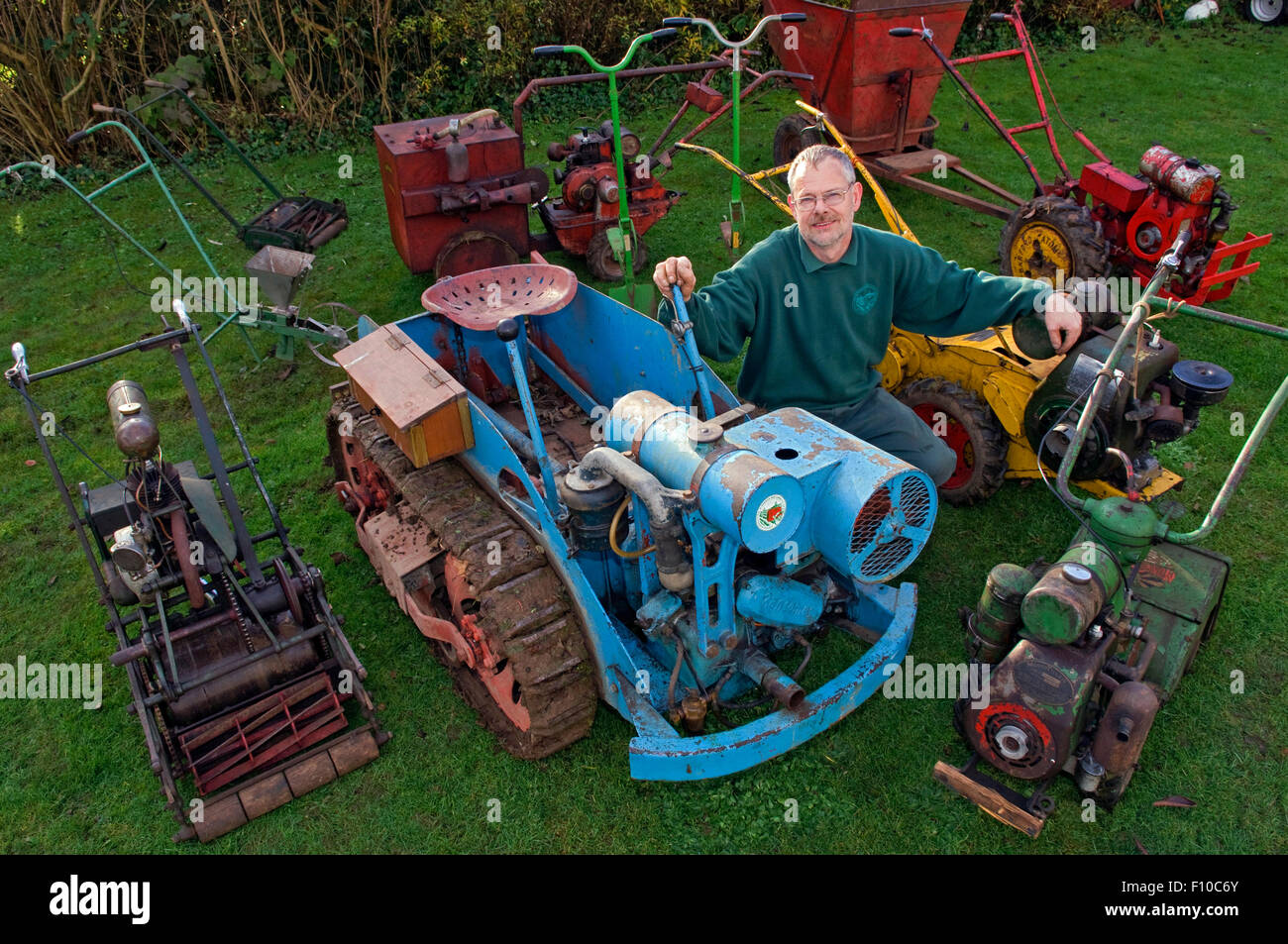 Charlie Moore von Vintage Gartenbau & Garten Maschinen Club, Bath, UK, gesehen mit einer Auswahl von tractors,ploughs,mowers.a UK Stockfoto