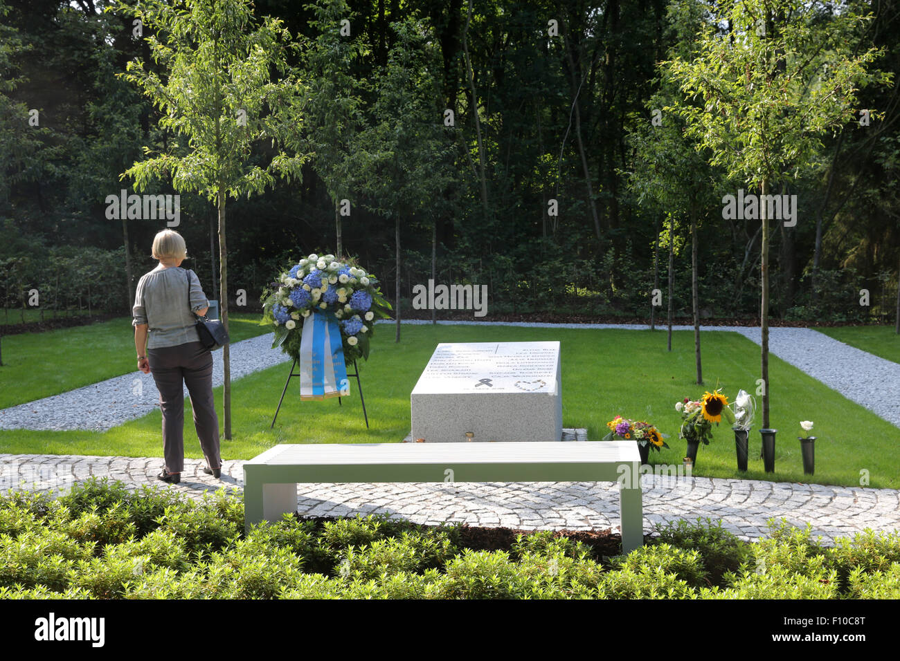 Denkmal im Wald Friedhof Haltern/Deutschland. Die massiven Granitblock erinnert an die 16 Schüler und zwei Lehrer, die bei der Germanwings-Flug-4U9525 stürzte am 24. März gestorben sind. 2015 Stockfoto
