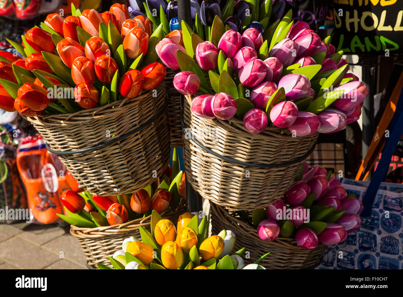 Souvenir aus Holz Tulpen Blumen zum Verkauf außerhalb ein Souvenirladen, Rotterdam, Niederlande Stockfoto