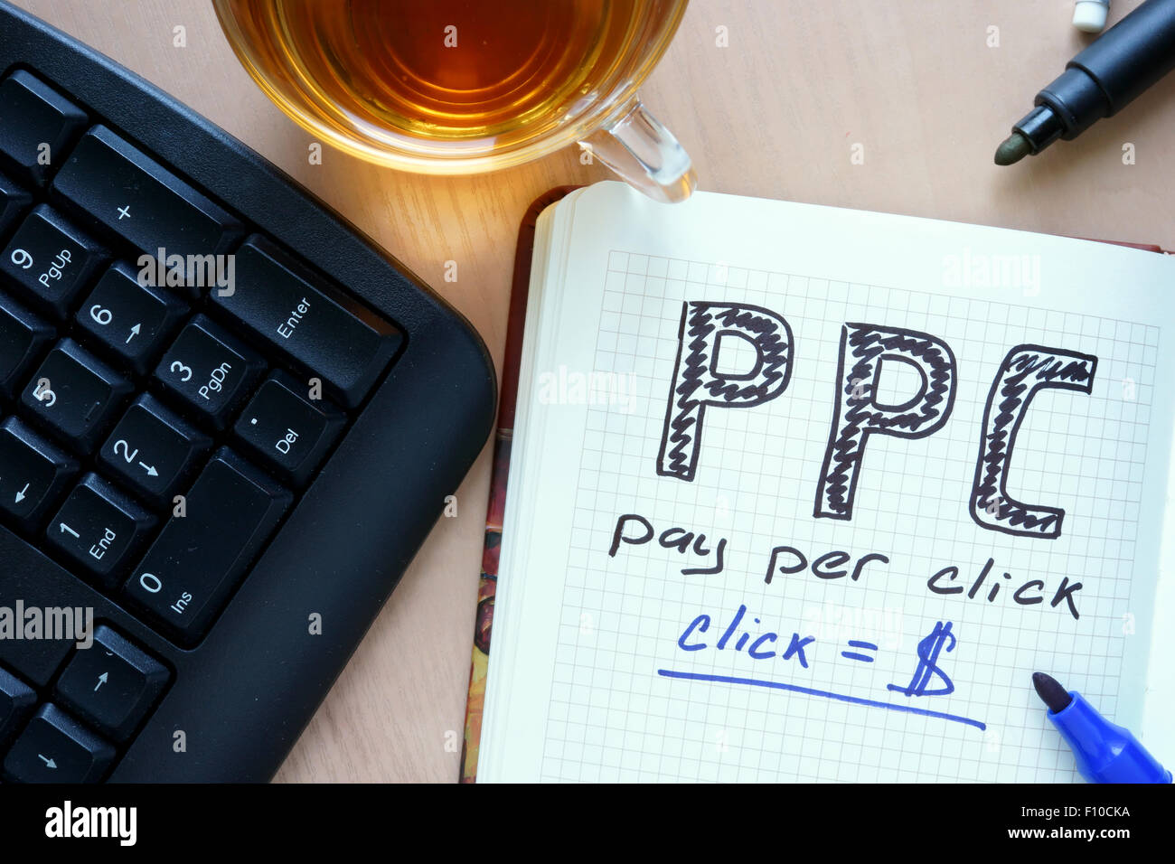 Notizblock mit PPC pay-per-Wort klicken Sie Konzept und Marker. Stockfoto