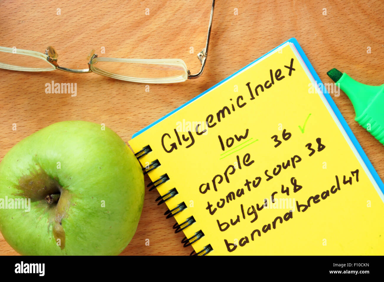 Lebensmittel mit niedrigem glykämischen Index-Liste auf ein Holzbrett. Stockfoto