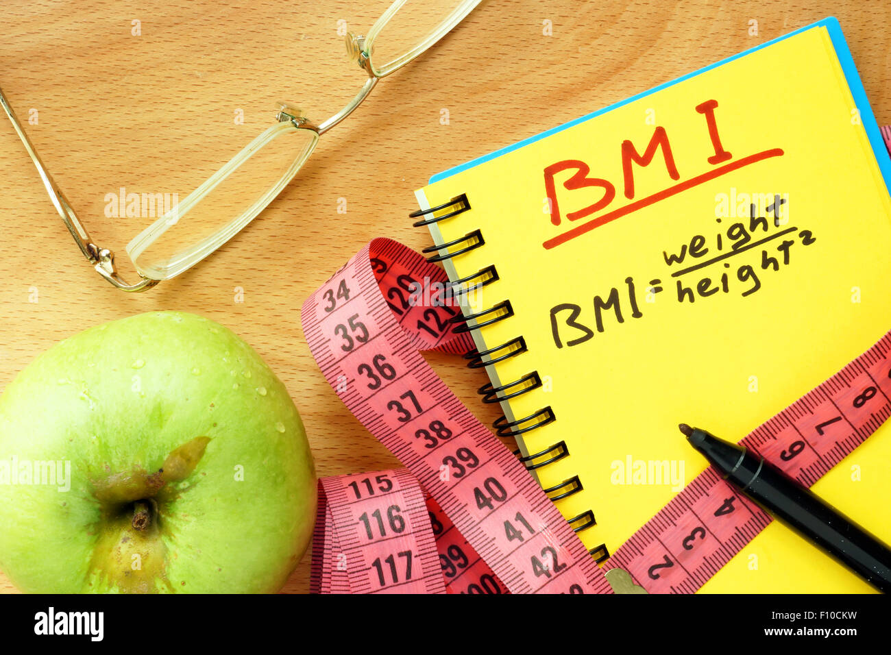 BMI Body-mass-Index Formel in einem Notizbuch. Stockfoto
