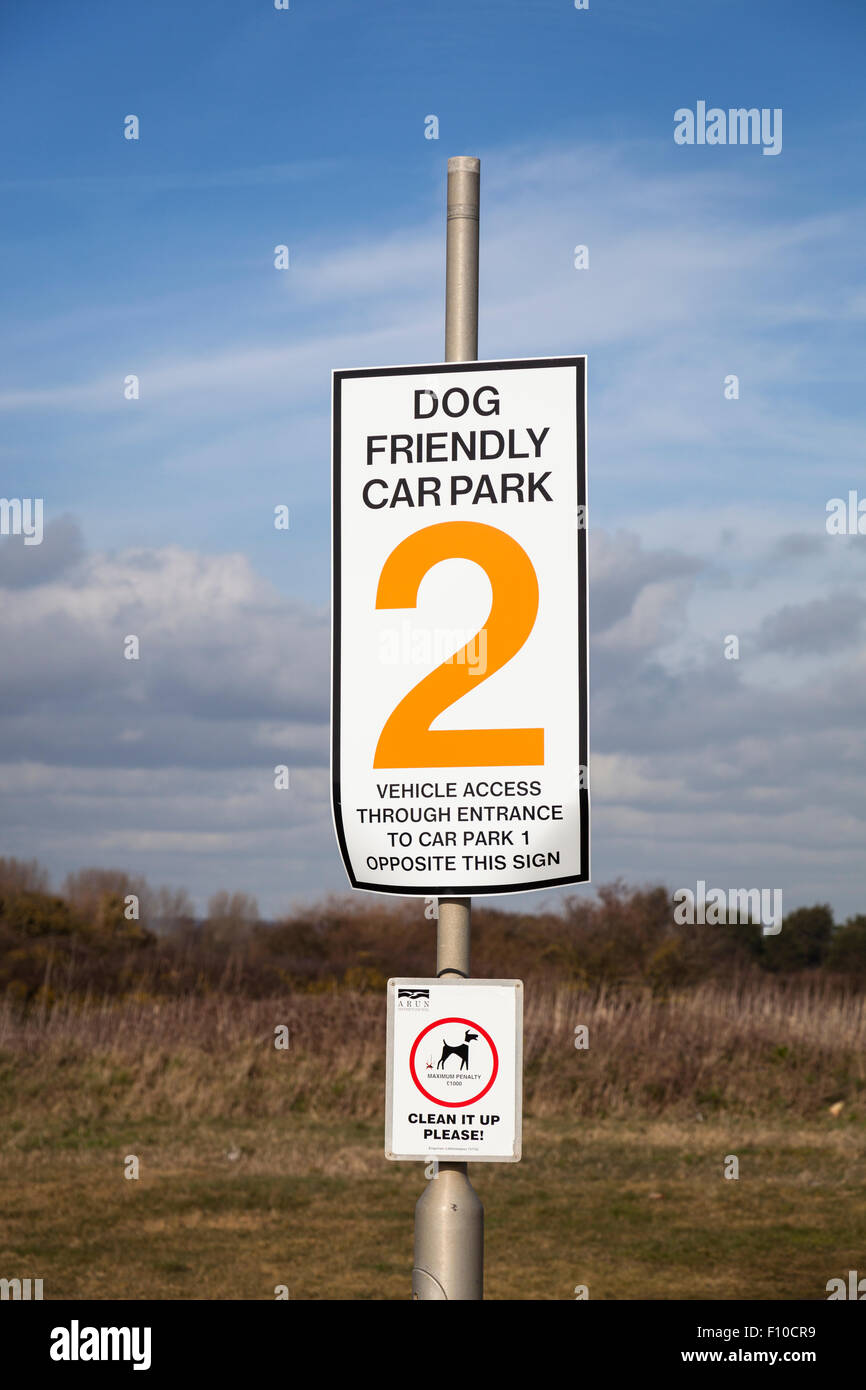 Metall-Orange und schwarz unterzeichnen Benennung "hundefreundlich" Parkplatz, West Sussex. Stockfoto