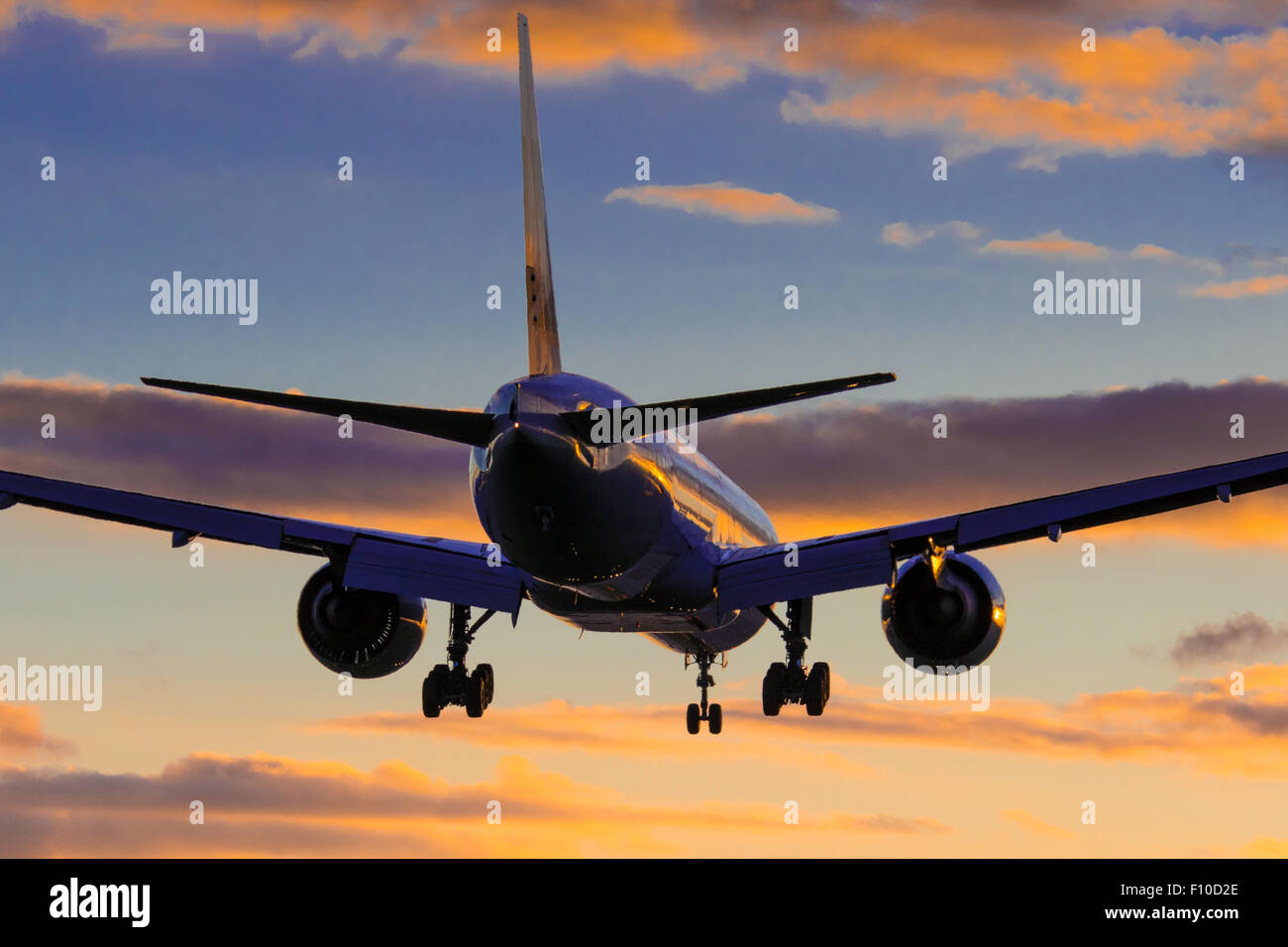 Ein Cathay Pacific Boeing 777-300 ER landet auf London Heathrow Start-und Landebahn 27 rechts. Stockfoto