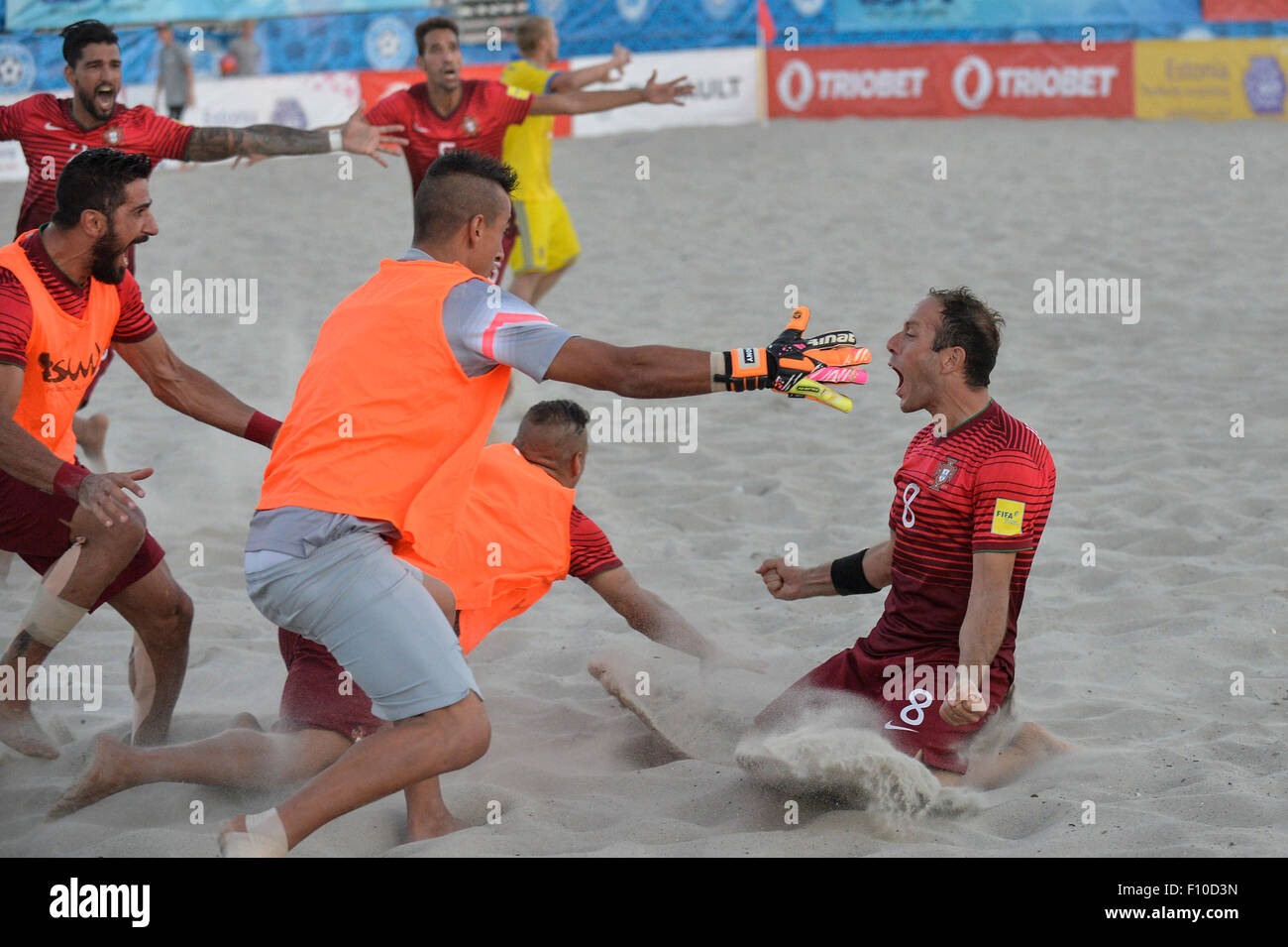 Parnu. 23. August 2015. Portugiesischen Spieler feiern ihren Sieg über die Ukraine im Finale der European Beach Soccer League Superfinale 2015 in Pärnu, Estland am 23. August 2015. Portugal gewann 5: 4. © Sergei Stepanov/Xinhua/Alamy Live-Nachrichten Stockfoto