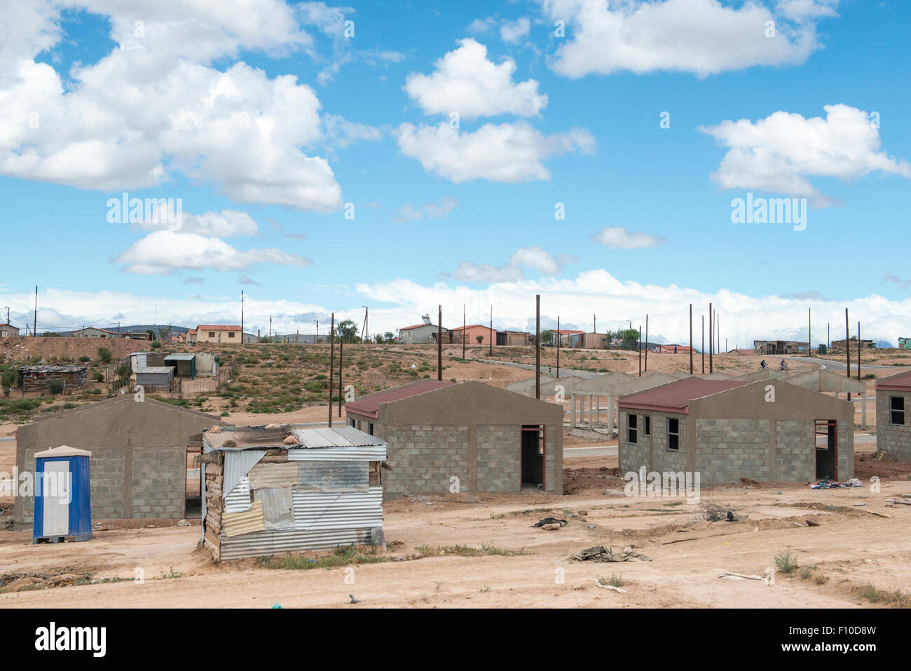 Regierung unterstützt Bau von Häusern und einem Schuppen in einem Township, Oudtshorn, Western Cape, Südafrika Stockfoto