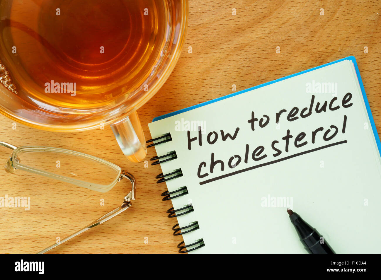 Papier mit, wie zur Senkung des Cholesterinspiegels auf einem Holzbrett. Stockfoto