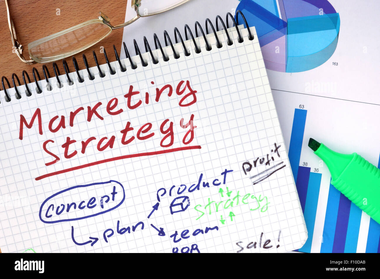 Notizblock mit Marketing-Strategie-Konzept auf einem Holzbrett. Stockfoto