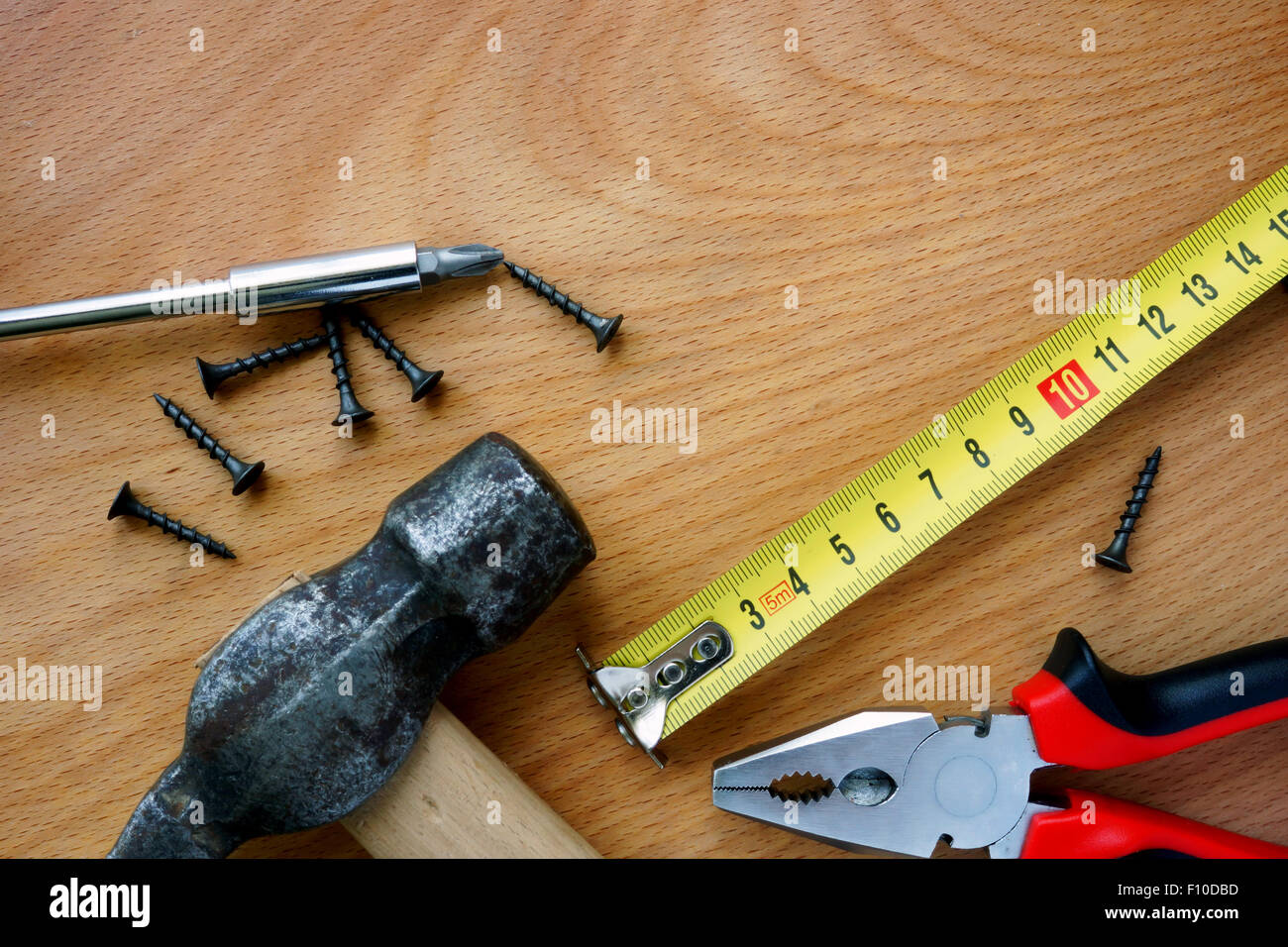 Werkzeuginstallationssatz auf Holz Hintergrund. Heimwerken-Konzept. Stockfoto