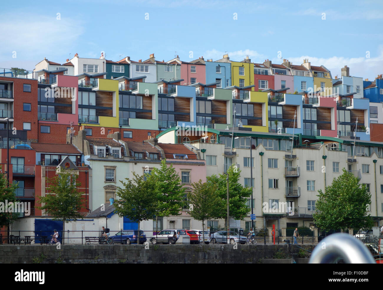 Hotwells nach Clifton gesehen aus Wasser, viele Farben und Perioden Gehäuse Stockfoto