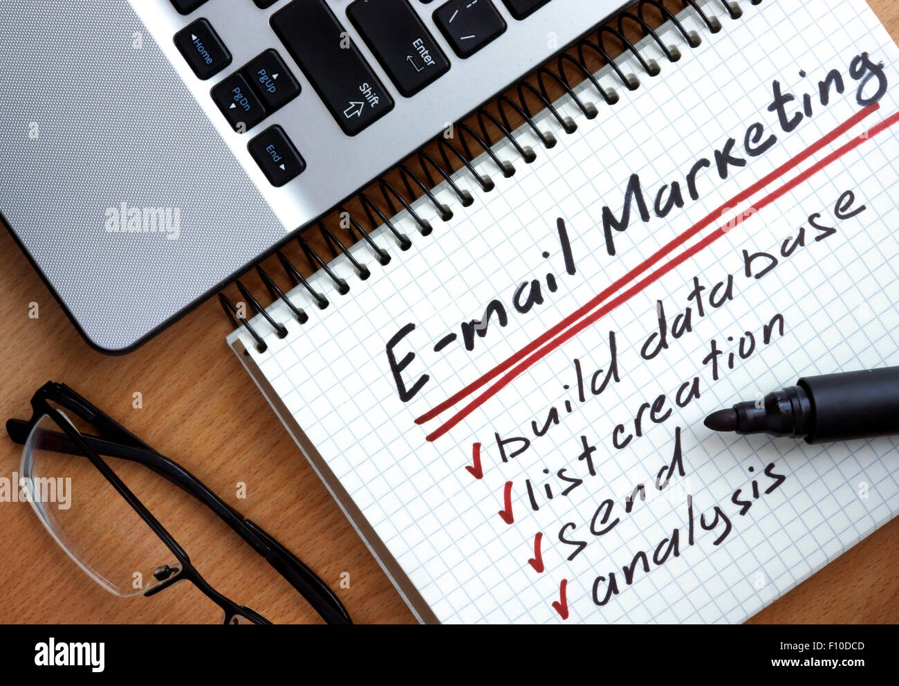 Notizblock mit Worten E-mail marketing Werbekonzept auf einem hölzernen Hintergrund Stockfoto