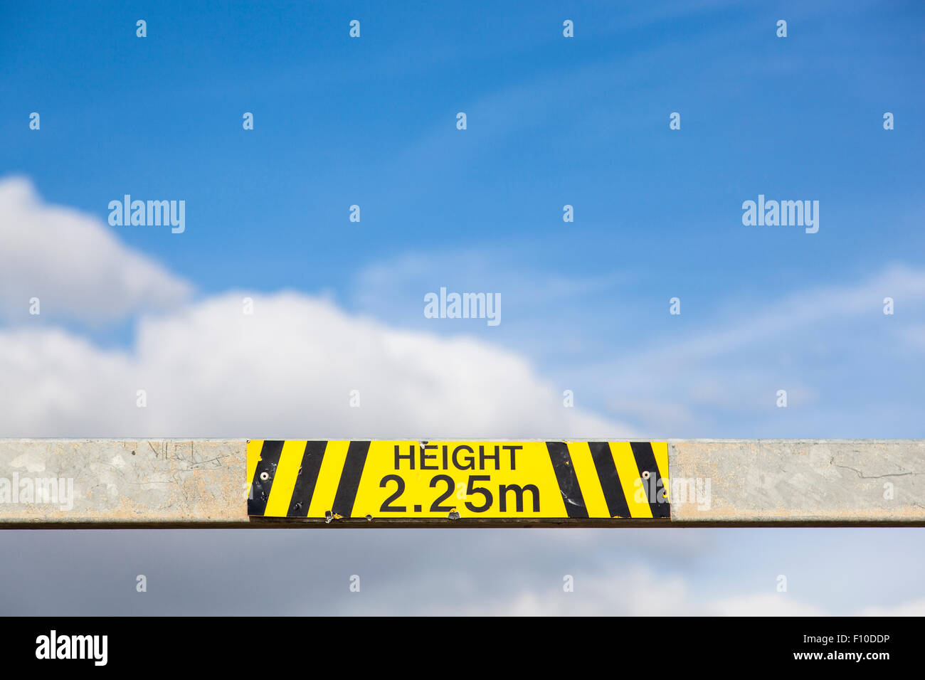 Teil einer Höhe Beschränkung Metall Barriere zu einem Parkplatz, zeigt die Grenze als 2,25 m in gelb und schwarz. Stockfoto
