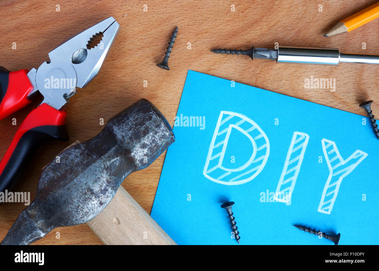 Blaues Papier mit DIY-Do It Yourself, Werkzeuginstallationssatz auf Holz Hintergrund Stockfoto