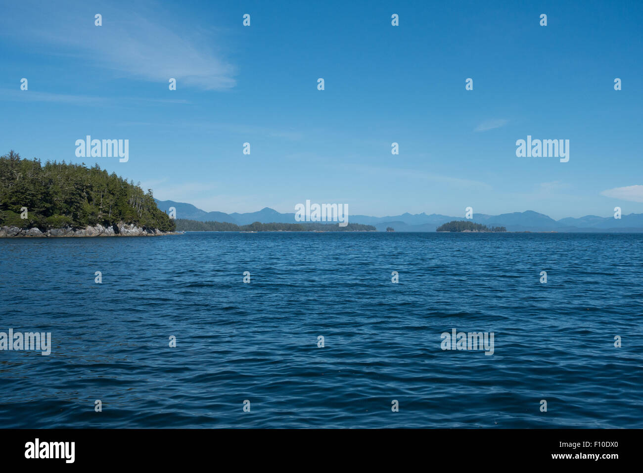 Nord-Pazifik blaue Meer, Berge und Berge in der Nähe von Broken Islands, aus Ucluelet, Vancouver Island Stockfoto