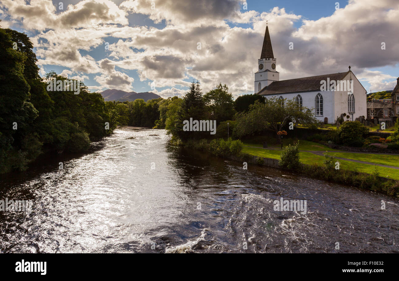 Fließt der Fluss verdienen durch weiße Kirche Gemeindezentrum in Comrie, Perthshire, Schottland Stockfoto
