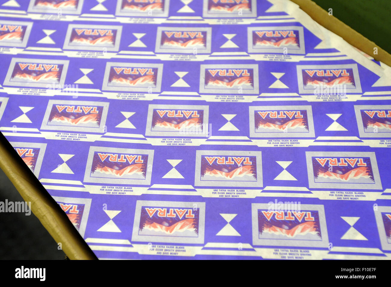 Firma Tschechische klingen ist eine abrasive Neubaustrecke für industrielle Rasierklingen Wert über Kc30m in diesem Jahr installiert, das die größte in das Unternehmen zehn Jahre währenden Geschichte Investition. Tschechische Messer produziert jährlich etwa 1 Milliarde Stücke von Rasierklingen. Es vertreibt industrielle Rasierklingen hauptsächlich auf europäische Zulieferer für die Automobilindustrie. Rasierklingen für den persönlichen Gebrauch sind vor allem in Südost-Asien und Afrika exportiert. Das Unternehmen beschäftigt 165 Personen und seine jährlichen Umsatz erreicht, die Kc330m bis zu Kc350m. Tschechische klingen Unternehmen in rekonstruiert, Tschechische Republik, 18. August 2015 abgebildet ist. (CTK Pho Stockfoto