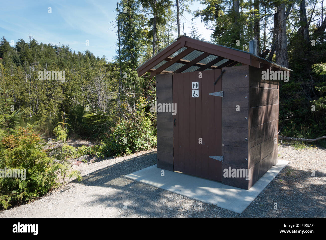 WC im Pacific Rim National Park. Chemische Toiletten Waschräume sind häufig auf Wanderwegen in den Nationalparks in Kanada. Stockfoto