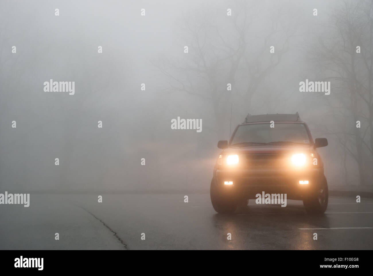 Ein rotes sitzt SUV in dichtem Nebel in einem Abzug entlang der Blue Ridge Parkway Stockfoto