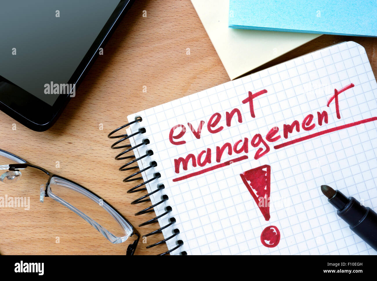 Notizblock mit Event-Management im Büro Holztisch. Stockfoto
