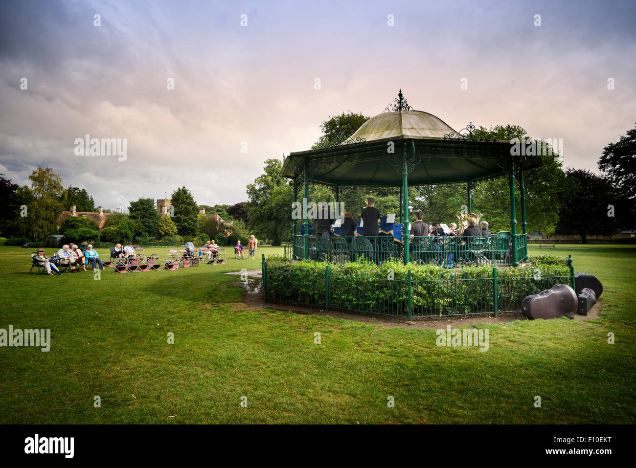 Milton Keynes Brassband in der viktorianischen Abington Park Musikpavillon NORTHAMPTON UK Stockfoto