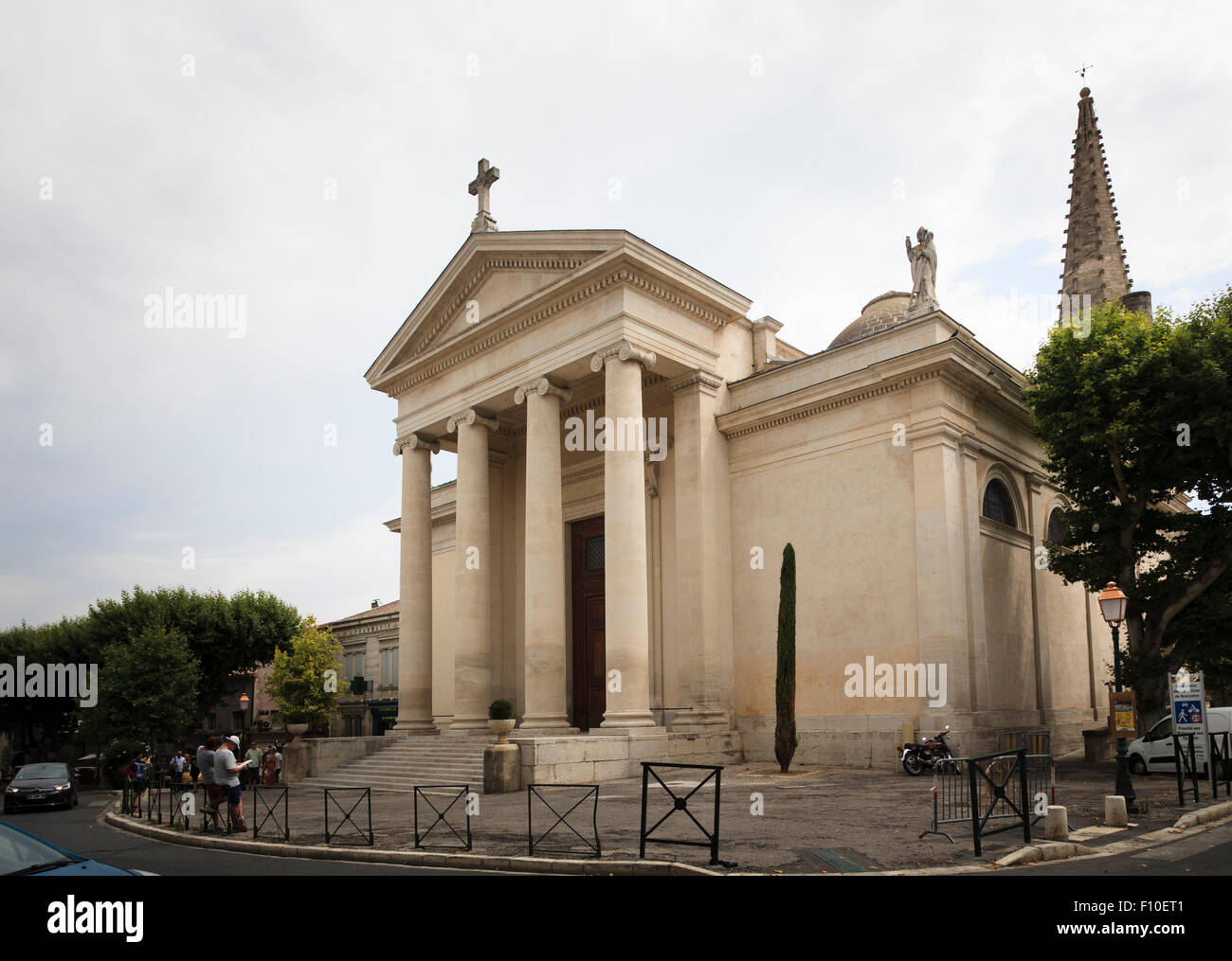Fassade der Kirche von Saint Martin in Saint-Rémy-de-Provence-Frankreich Stockfoto