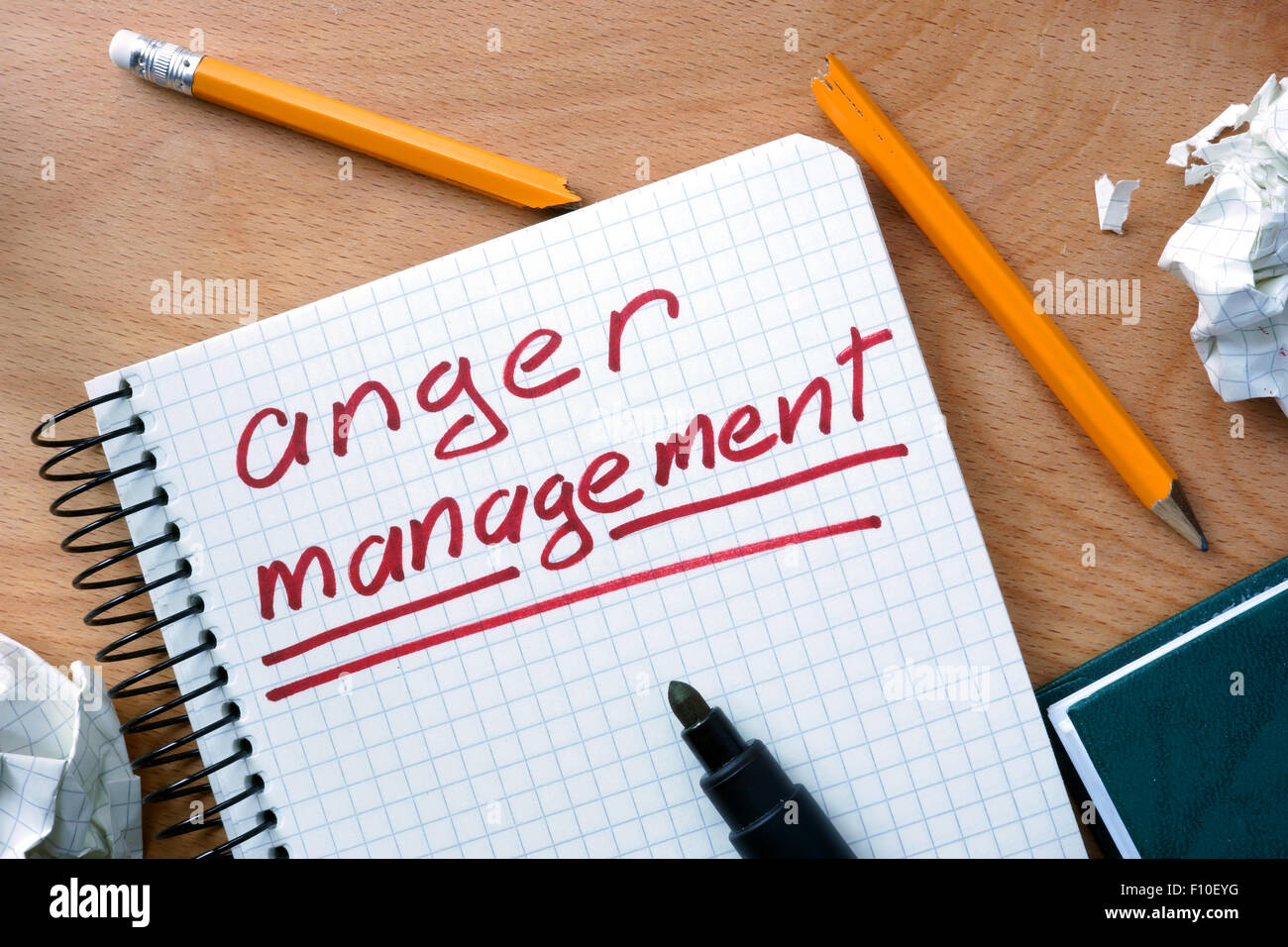 Notizblock mit Wut-Management am Bürotisch aus Holz. Stockfoto