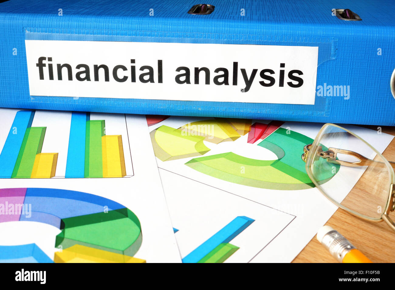 Ordner mit der Bezeichnung Finanzanalyse und Diagramme. Stockfoto