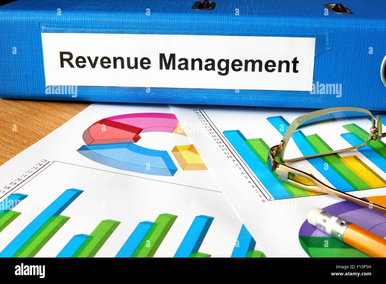 Ordner mit der Bezeichnung Revenue Management und Diagramme. Stockfoto