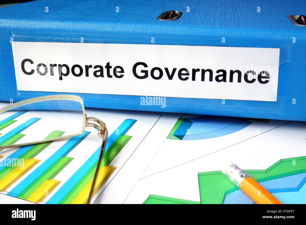 Ordner mit der Bezeichnung Corporate Governance und Diagramme. Stockfoto
