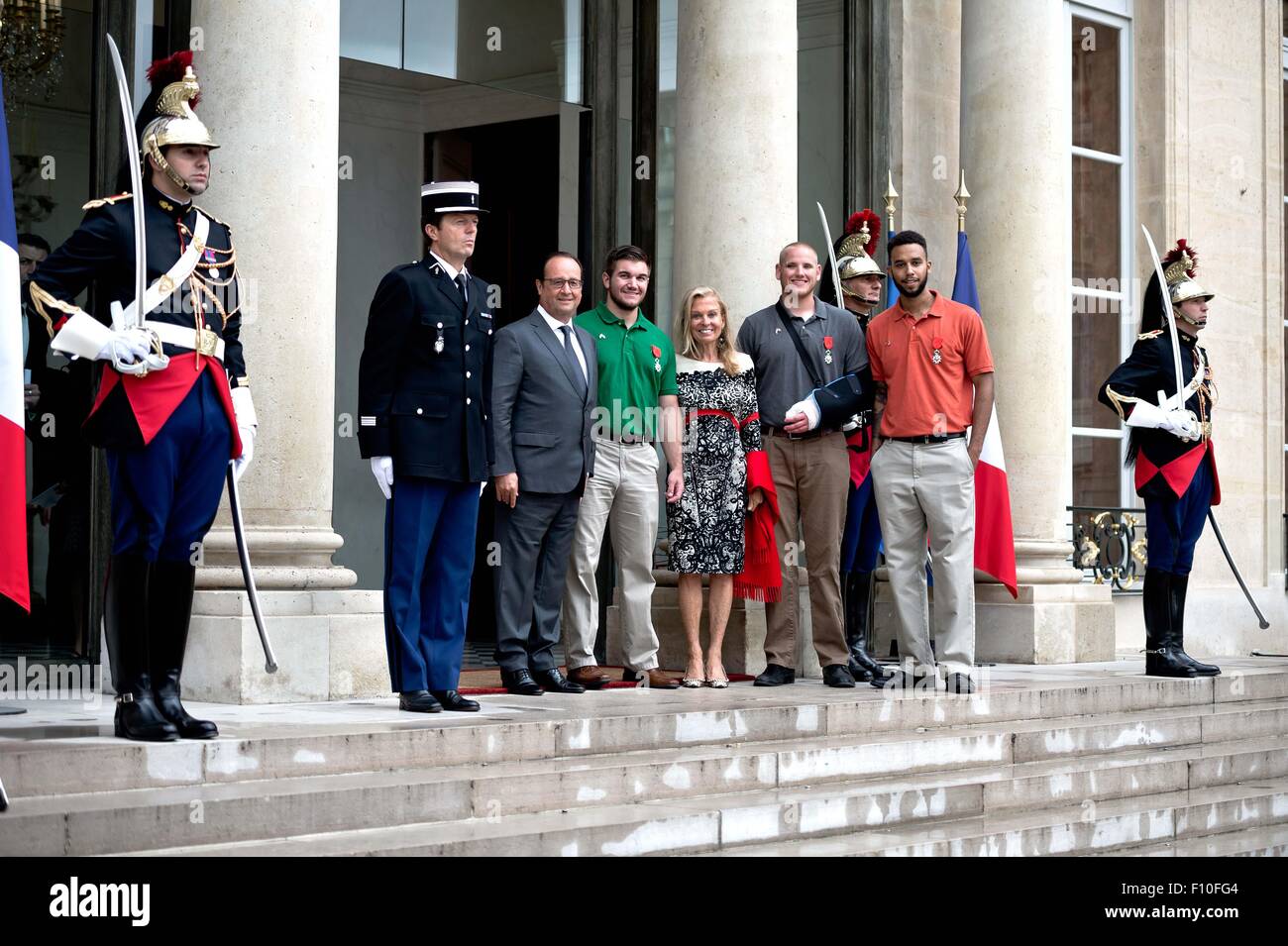 Paris, Frankreich. 24. August 2015. (Ab 3-L, 7 L) Der französische Präsident Francois Hollande stellt ein Foto mit Alek Skarlatos, US-Botschafter in Frankreich Jane D. Hartley, Spencer Stone und Anthony Sadler im Elysée-Palast in Paris, Frankreich, 24. August 2015. Der französische Präsident Francois Hollande am Montag verliehen Frankreichs höchste Ehre, die Légion d ' Honneur, drei US-Männer und Brite Chris Norman, die geholfen haben, eine Shooter im Thalys Hochgeschwindigkeitszug zwischen Amsterdam und Paris letzte Woche zu neutralisieren. Bildnachweis: Andy Louis/Xinhua/Alamy Live-Nachrichten Stockfoto