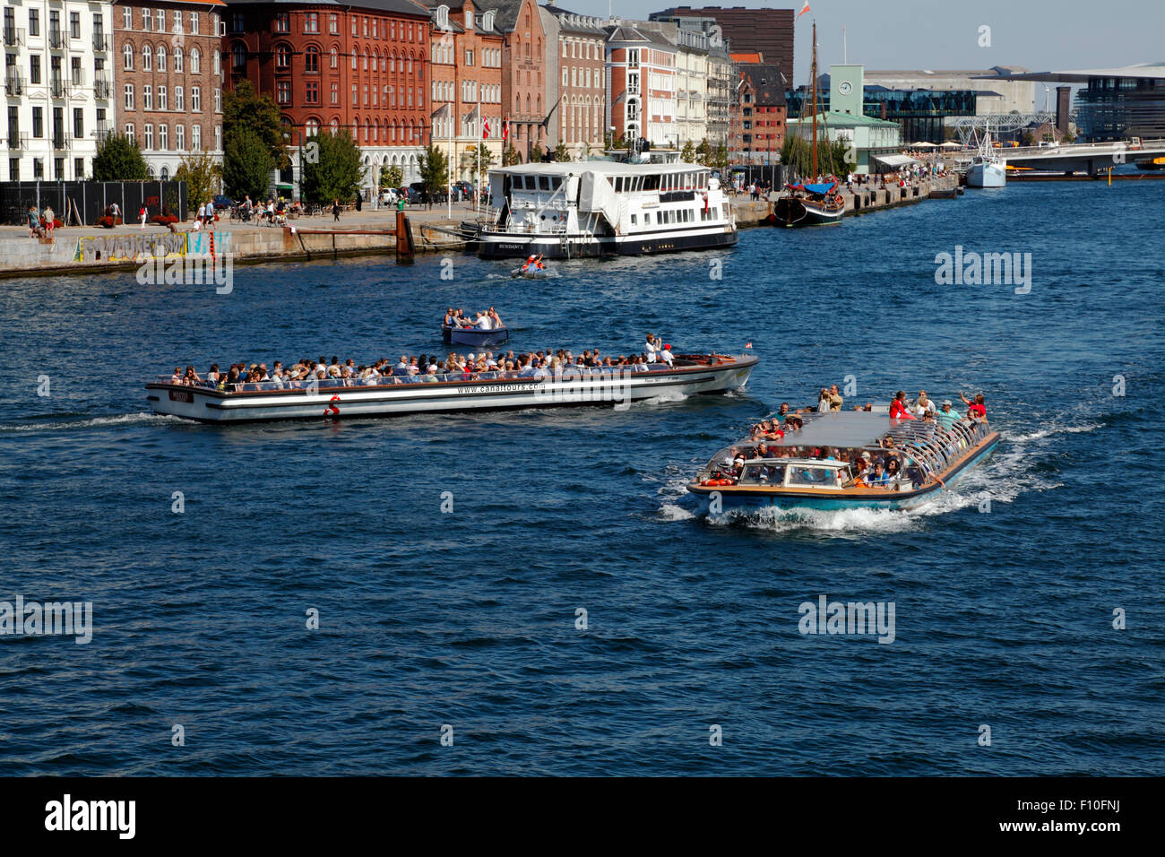 Überfüllten Grachtenfahrt Boote an einem anstrengenden Sommertag am Havnegade im Hafen von Kopenhagen Stockfoto