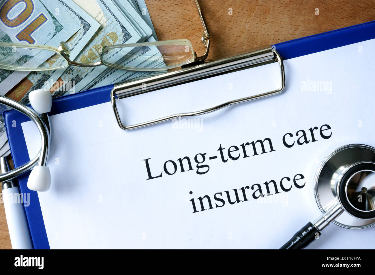 Langfristige Betreuung Versicherungsformular und US-Dollar. Stockfoto