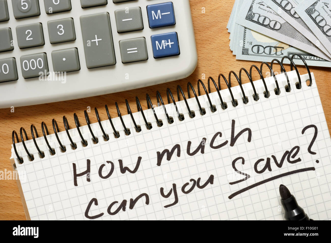 Notizblock mit wie viel Sie sparen auf einem Holztisch können. Haushaltsbudget Konzept. Stockfoto