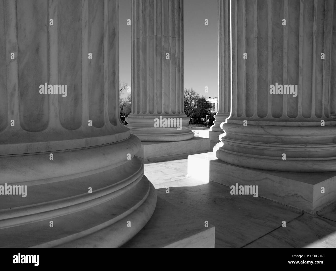 United States Supreme Court Spalten in schwarz und weiß. Stockfoto
