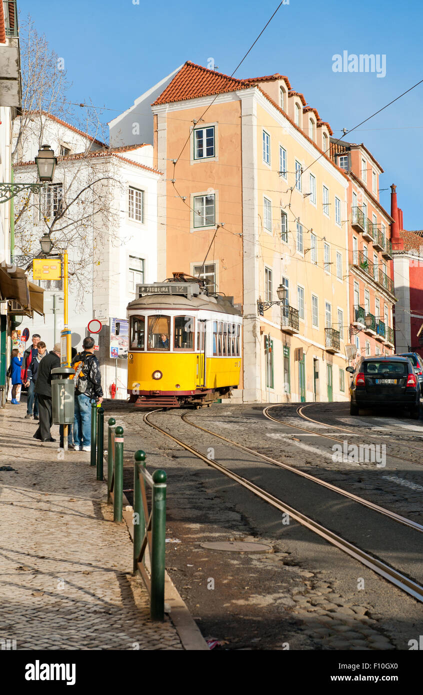 Lissabon, Portugal - 28. Dezember 2013, Vintage Straßenbahn in die Stadt von Lissabon, Portugal Stockfoto