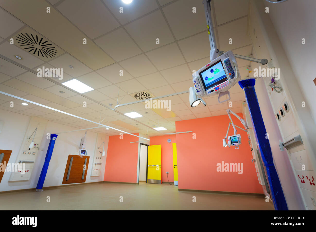 Persönliche TV am Bett Stationen in leere Spitalabteilung Stockfoto