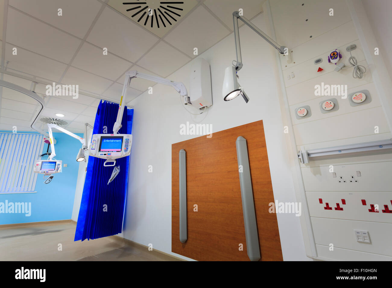 Krankenhaus-Bett-Station mit Licht und persönliche Fernsehen ohne Betten Stockfoto