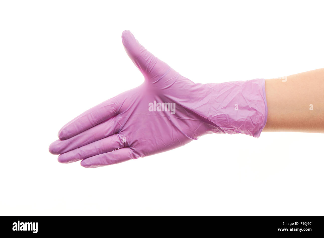 Nahaufnahme eines weiblichen Arzt Hand in lila sterilisierte OP-Handschuh für Handshake vor weißem Hintergrund Stockfoto