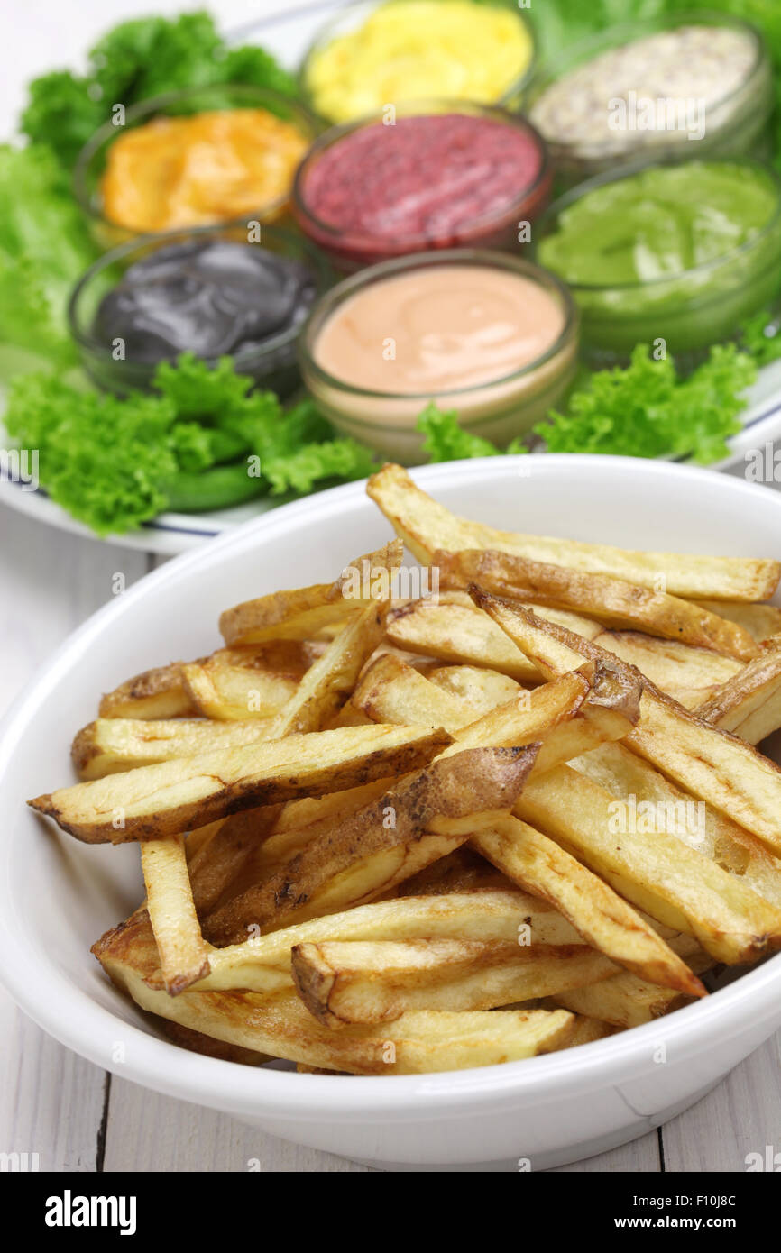 Pommes Frites mit verschiedene hausgemachte Mayonnaise-sauce Stockfoto