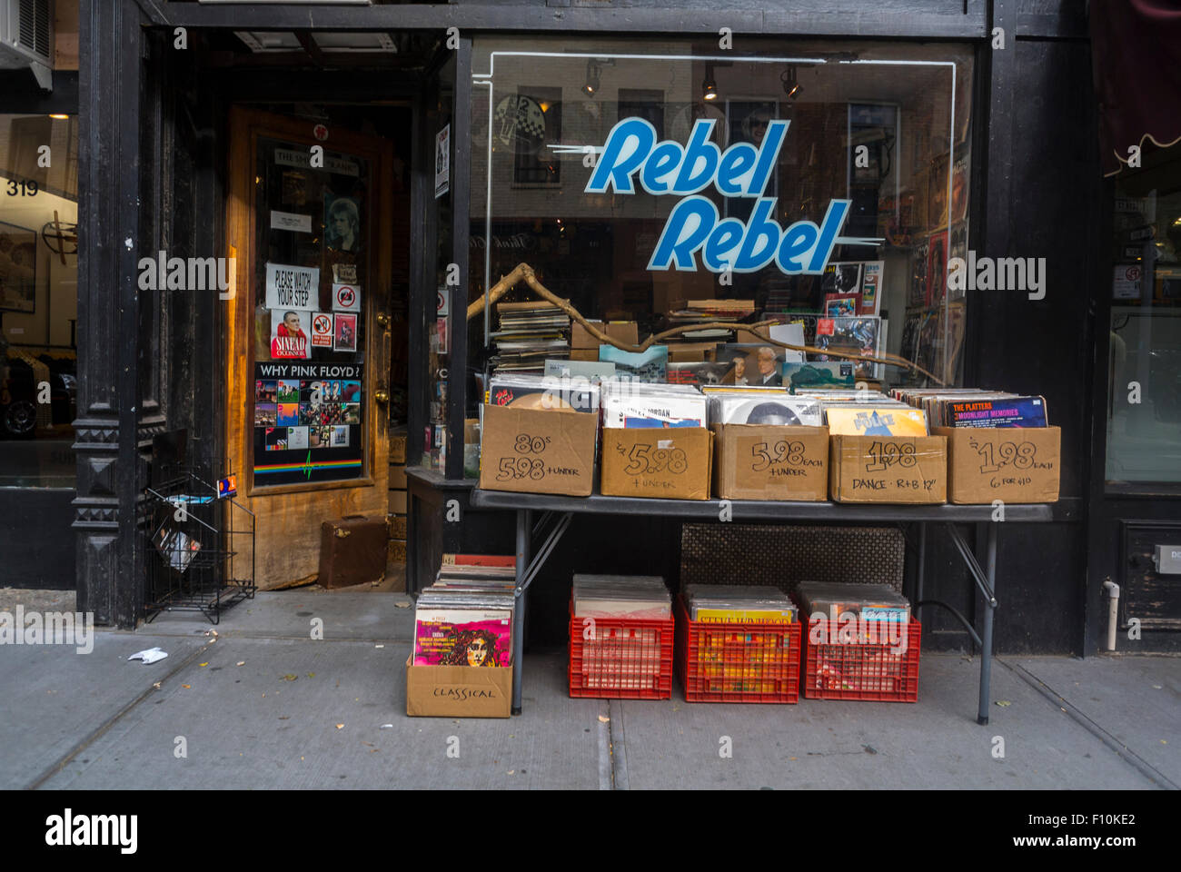 New York City, USA, Einkaufsmöglichkeiten in den 1980er Jahren, Old Record Vinyl Music Store, Schild „Rebel, Rebel“ an der Bleecker Street, Greenwich Village, Schaufenster im Geschäft, Blick auf den Plattenladen Stockfoto
