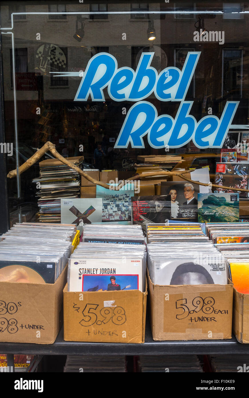 New York City, USA, Detail, Old Record Vinyl Music Store, Schild „Rebel, Rebel“ an der Bleecker Street, Shopping in Greenwich Village, Frontfenster, Display, Boxen, Vintage-Shop, Plattenschild, Record Store usa Stockfoto